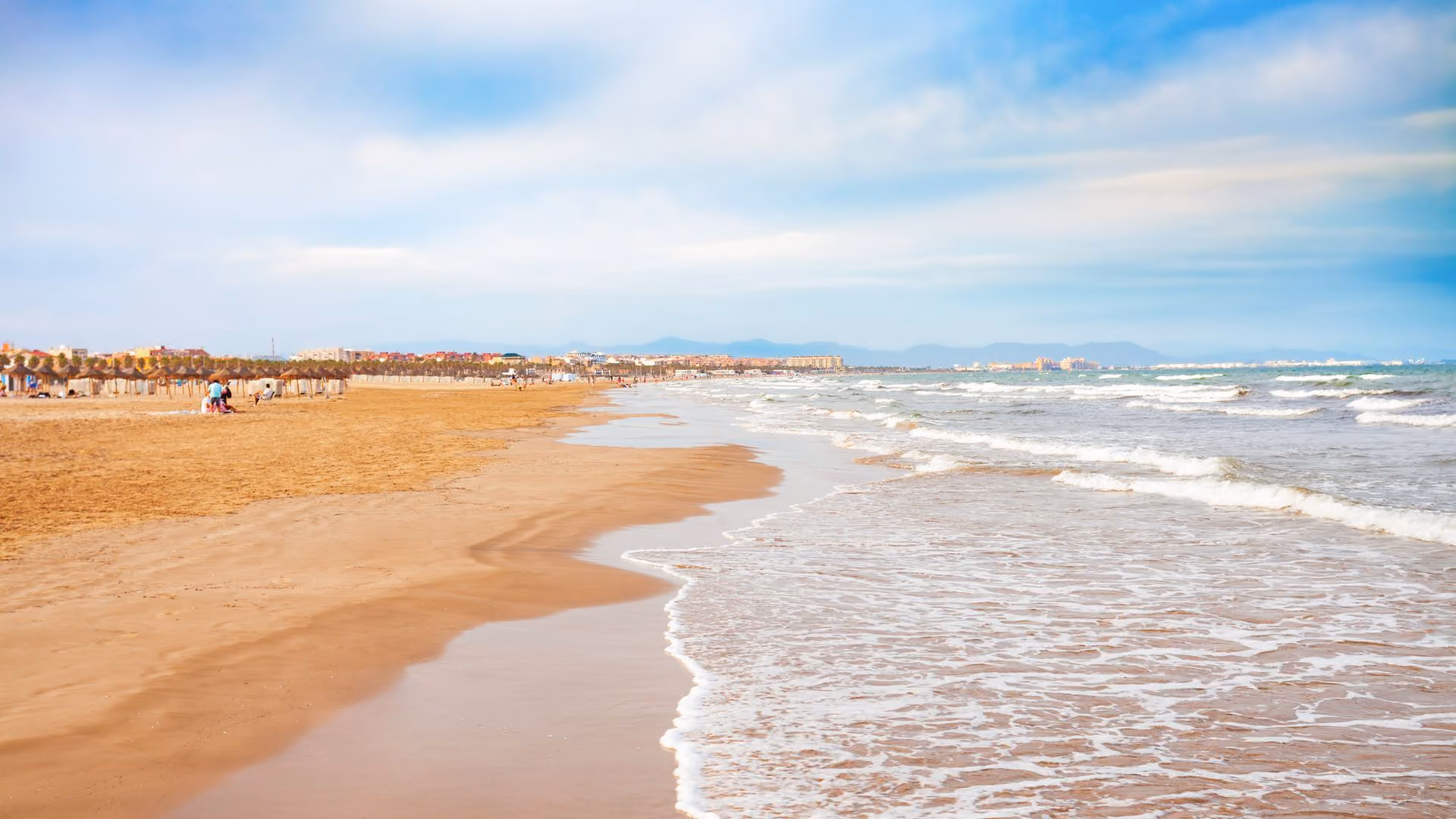 Une plage de sable doré sur la côte valencienne