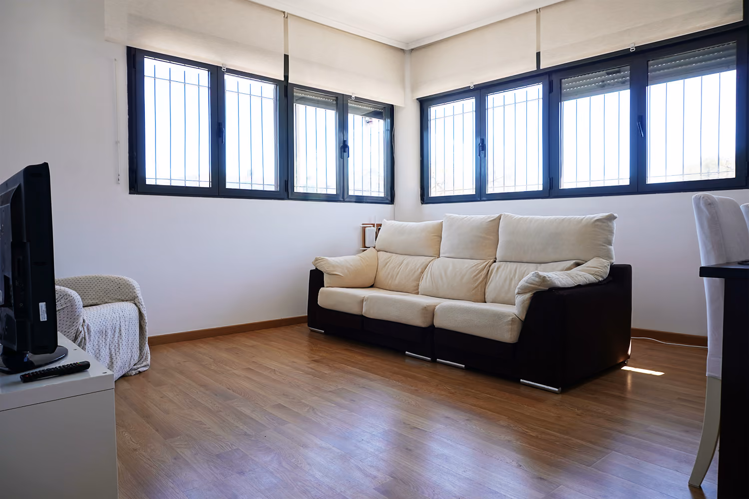 Le séjour lumineux de l’appartement Sunrise