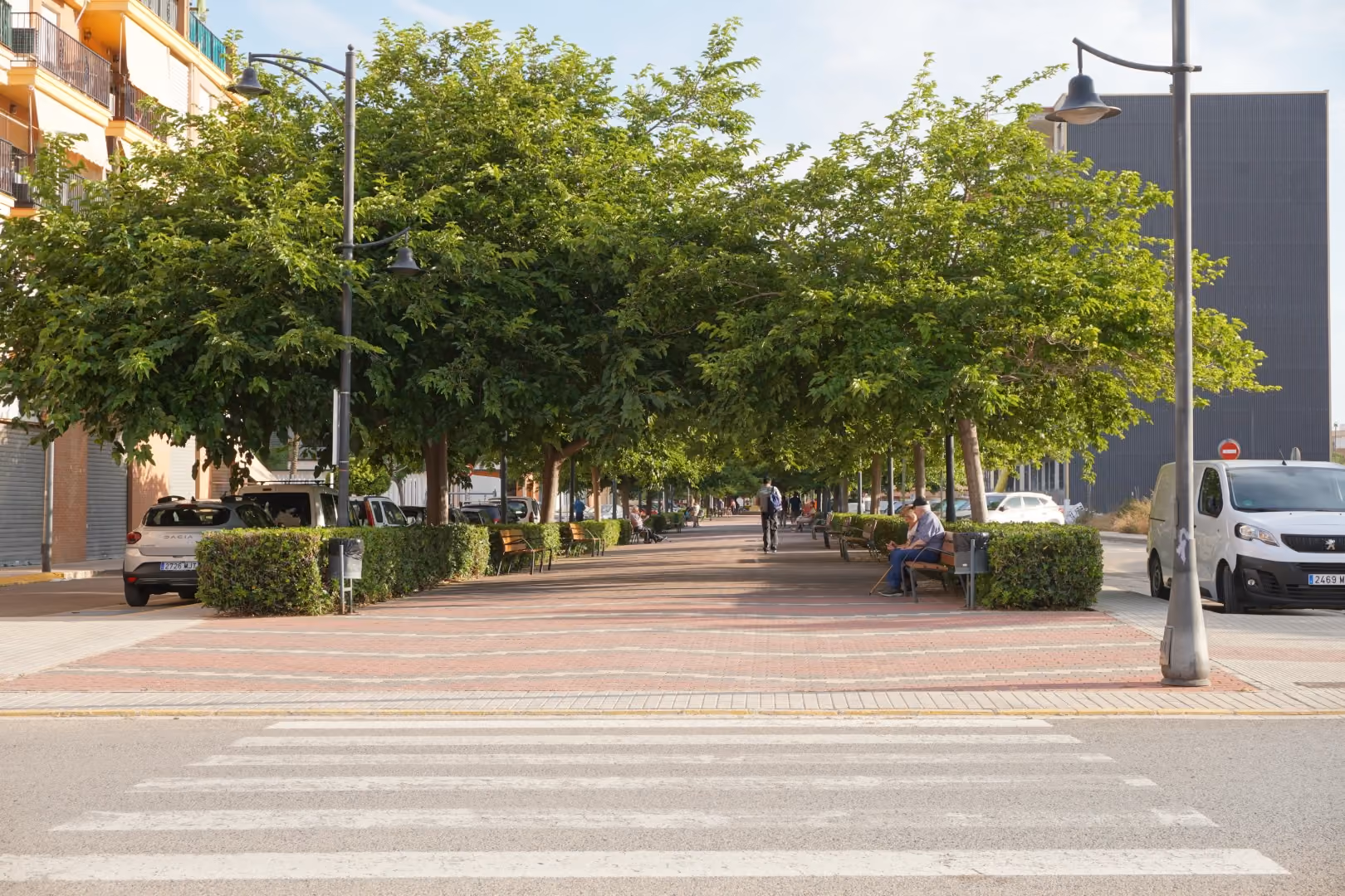 El paseo junto al apartamento